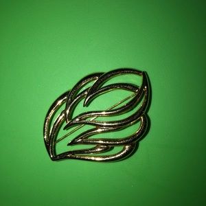 Leaf style vintage brooch